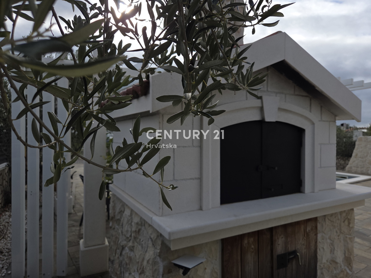 PRIMOSTEN....HIŠA S BAZENOM....TALNO OGREVANJE