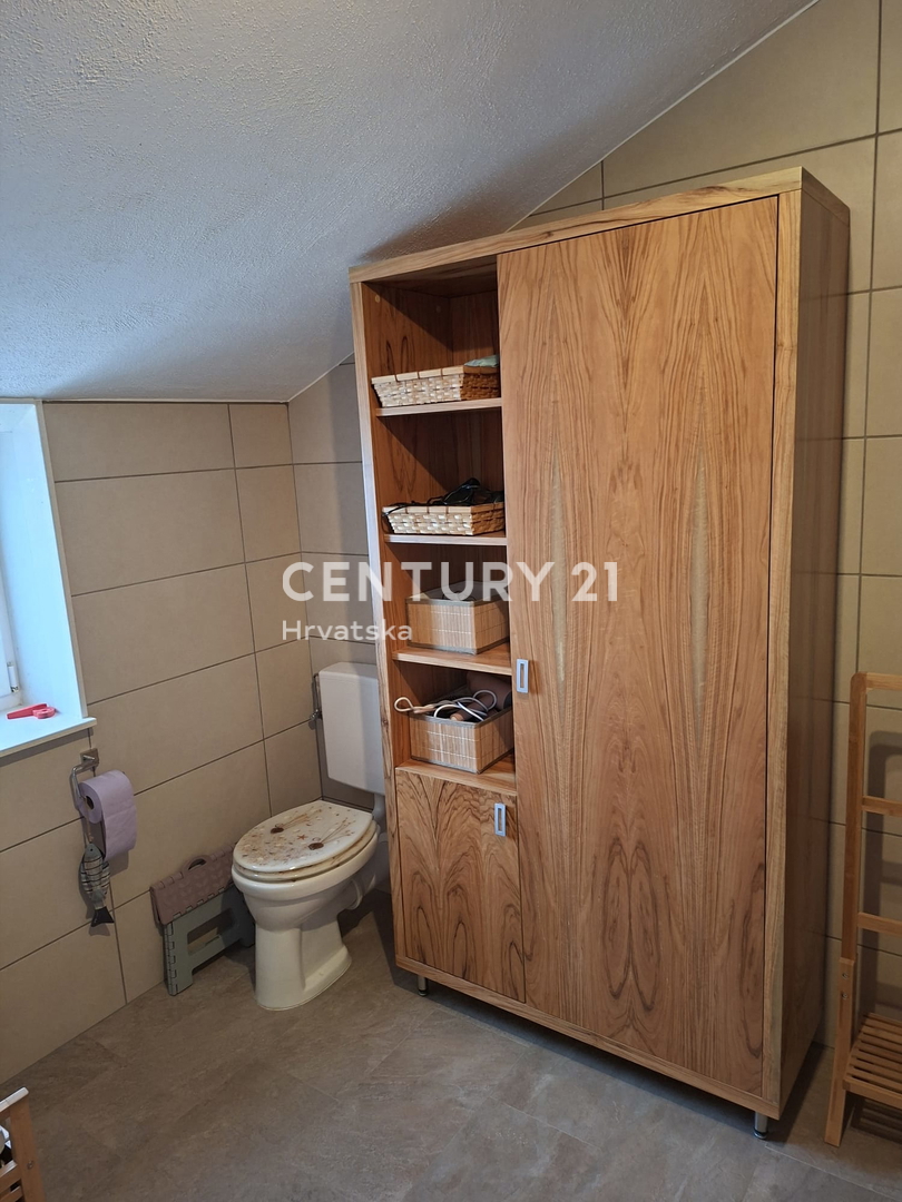 PRIMOSTEN....HIŠA S BAZENOM....TALNO OGREVANJE