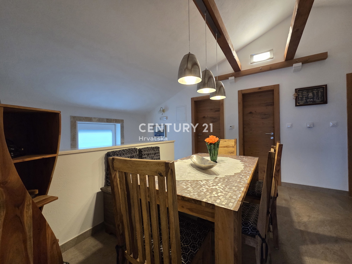 PRIMOSTEN....HIŠA S BAZENOM....TALNO OGREVANJE