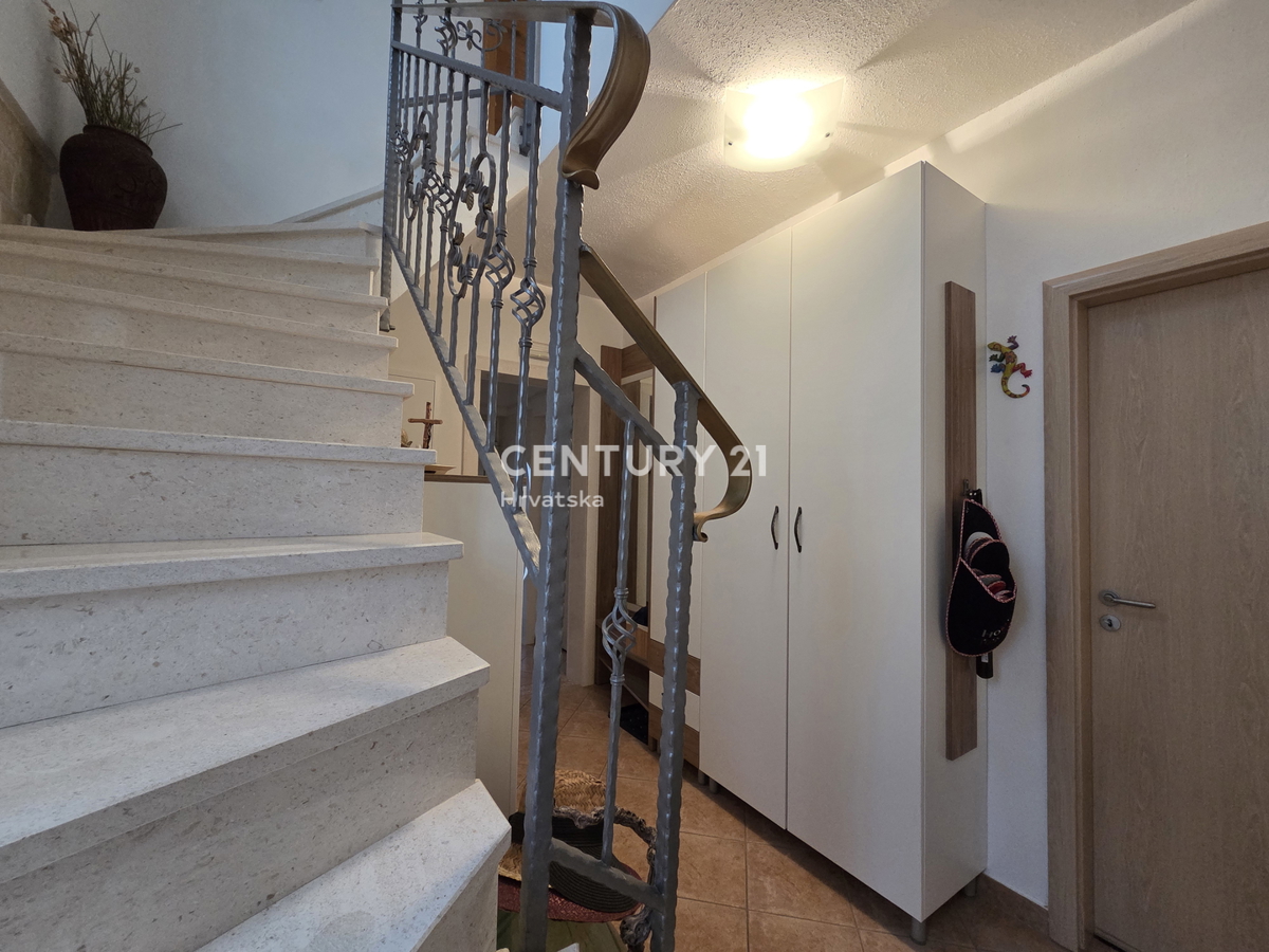 PRIMOSTEN....HIŠA S BAZENOM....TALNO OGREVANJE