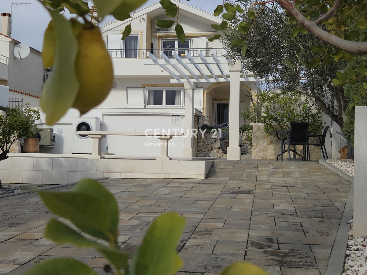 PRIMOSTEN....HIŠA S BAZENOM....TALNO OGREVANJE