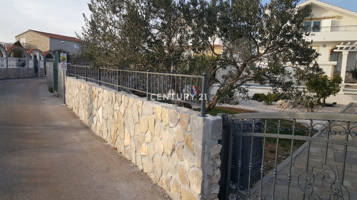 PRIMOSTEN....HIŠA S BAZENOM....TALNO OGREVANJE