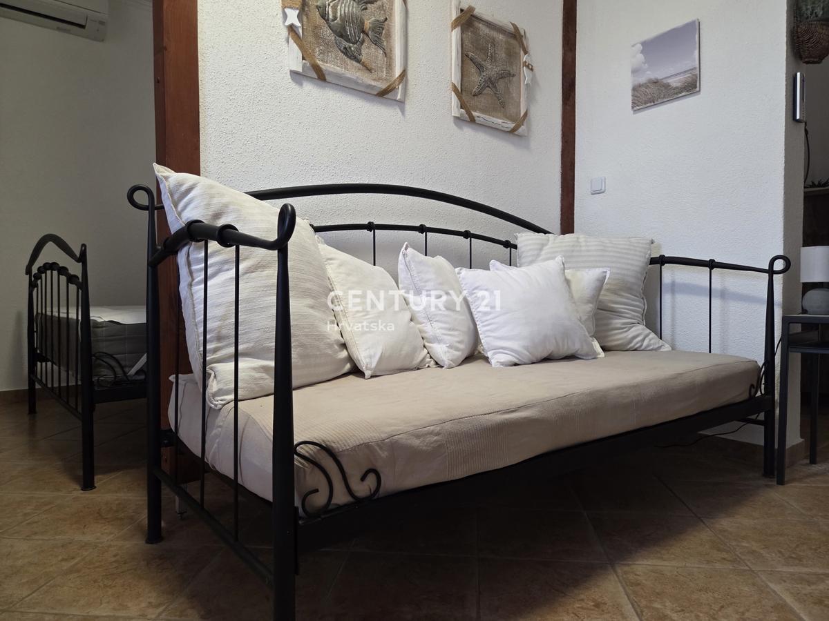 PRIMOSTEN....HIŠA S BAZENOM....TALNO OGREVANJE