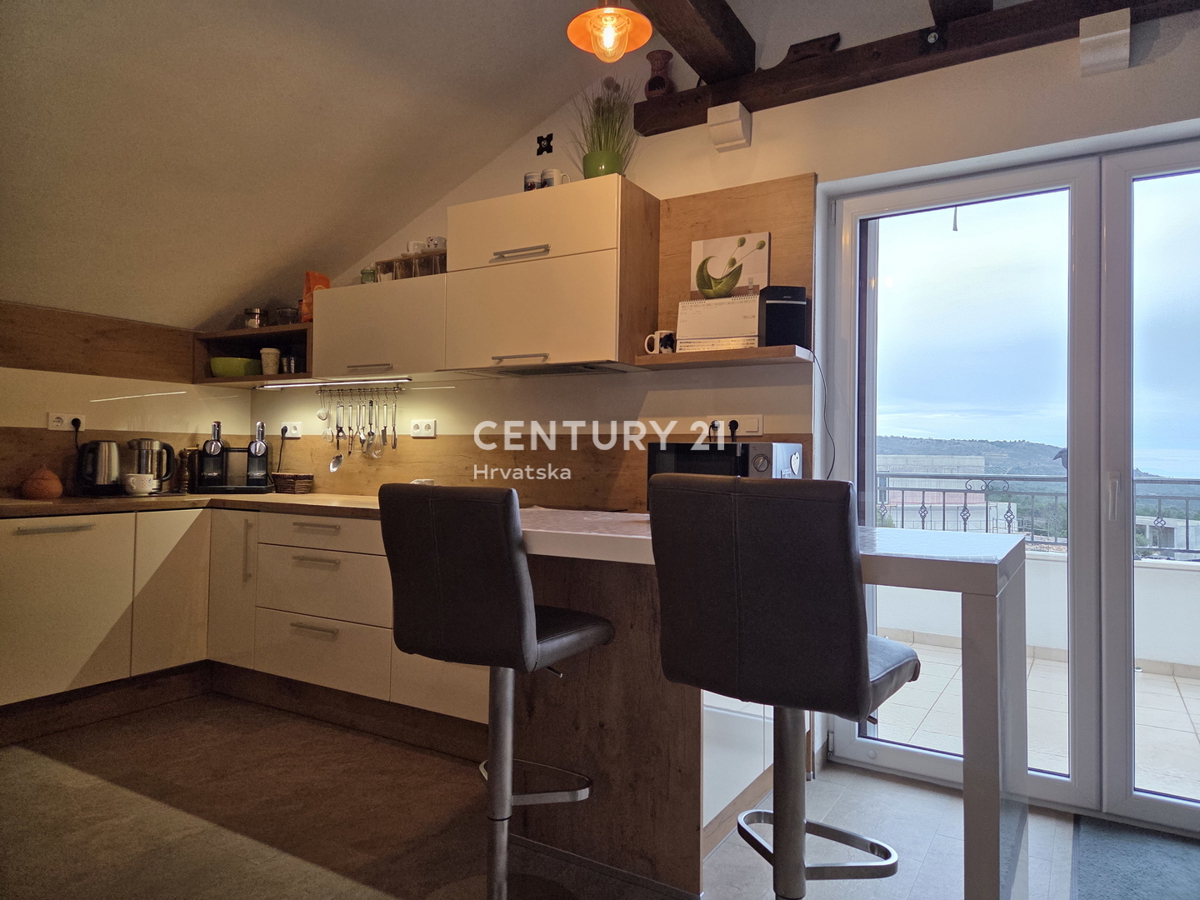 PRIMOSTEN....HIŠA S BAZENOM....TALNO OGREVANJE