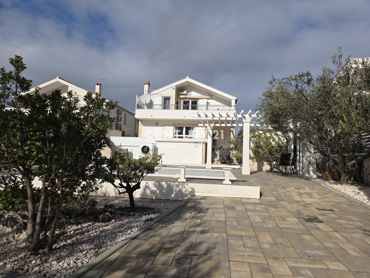 PRIMOSTEN....HIŠA S BAZENOM....TALNO OGREVANJE