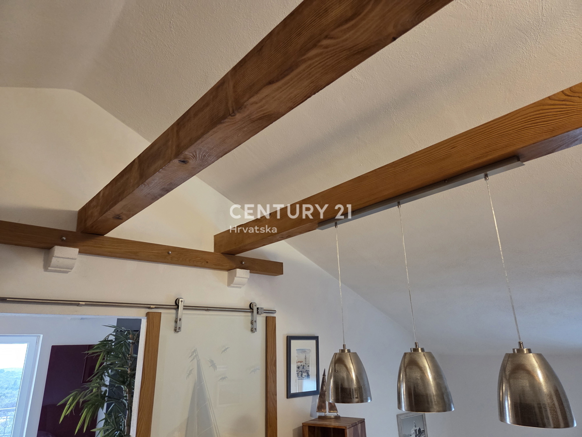 PRIMOSTEN....HIŠA S BAZENOM....TALNO OGREVANJE