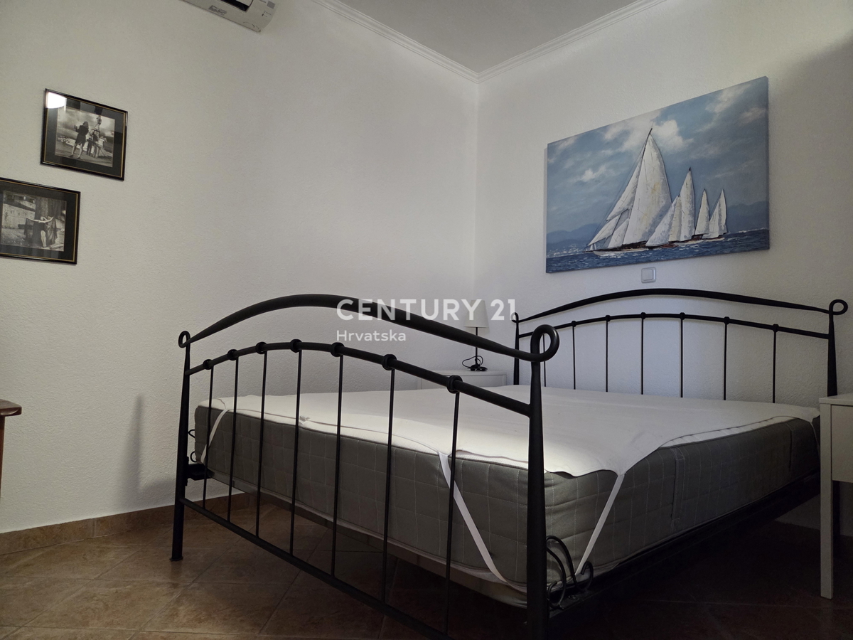 PRIMOSTEN....HIŠA S BAZENOM....TALNO OGREVANJE