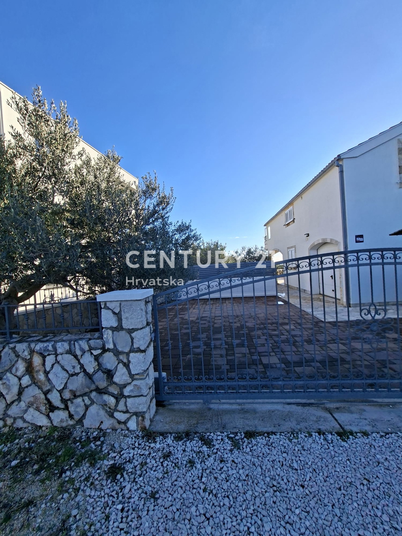 PRIMOSTEN....HIŠA S BAZENOM....TALNO OGREVANJE