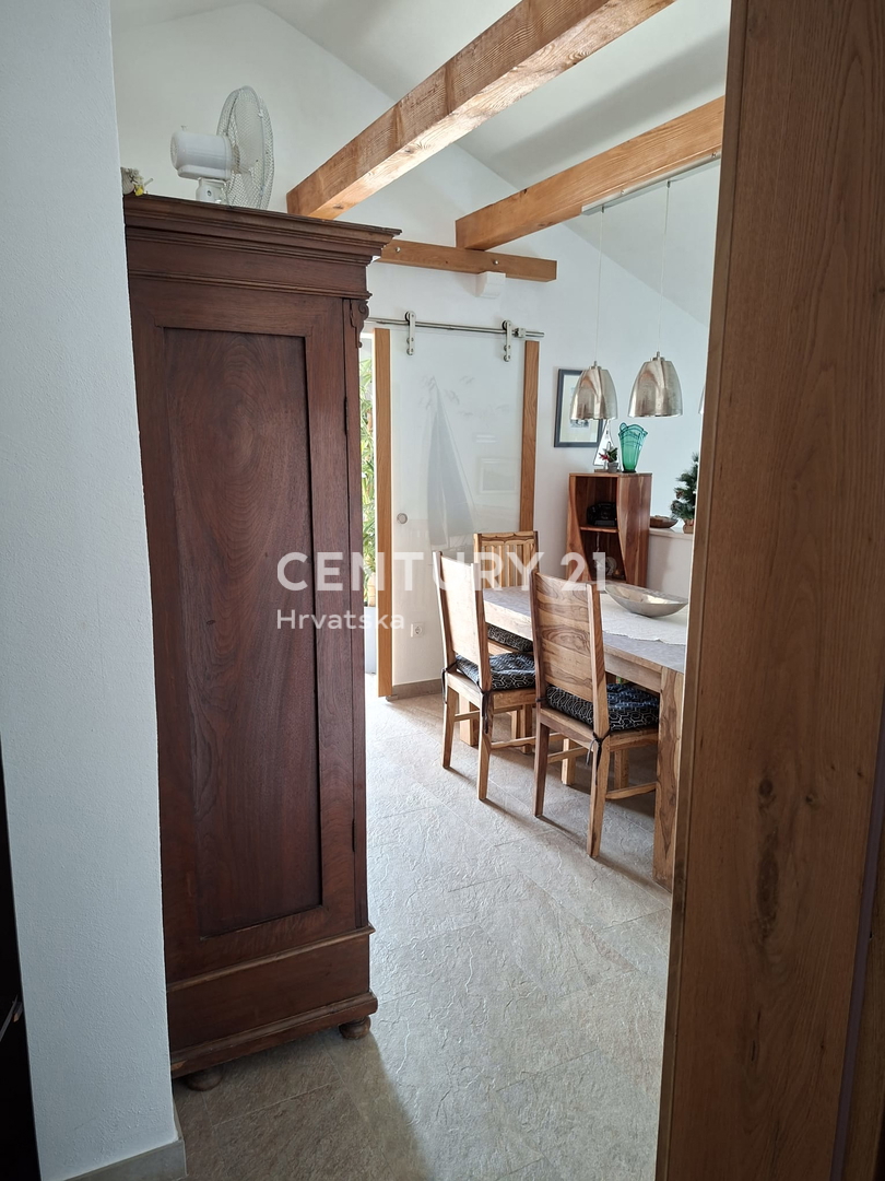 PRIMOSTEN....HIŠA S BAZENOM....TALNO OGREVANJE