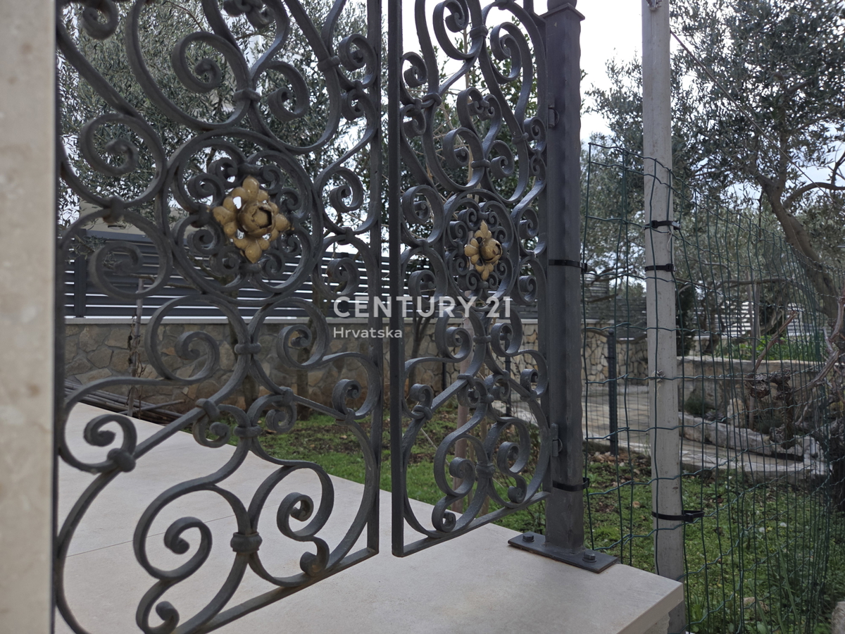 PRIMOSTEN....HIŠA S BAZENOM....TALNO OGREVANJE