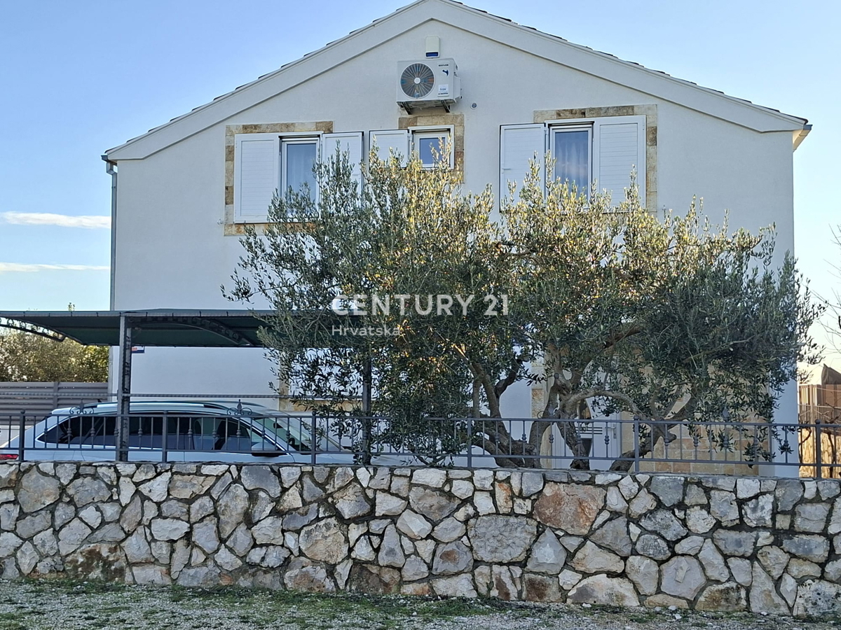 PRIMOSTEN....HIŠA S BAZENOM....TALNO OGREVANJE