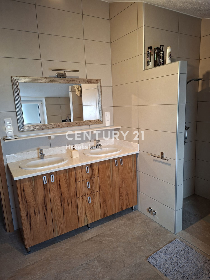 PRIMOSTEN....HIŠA S BAZENOM....TALNO OGREVANJE