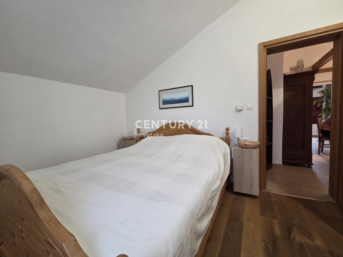 PRIMOSTEN....HIŠA S BAZENOM....TALNO OGREVANJE