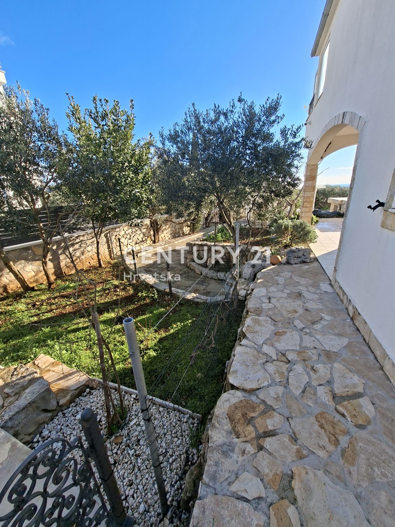 PRIMOSTEN....HIŠA S BAZENOM....TALNO OGREVANJE