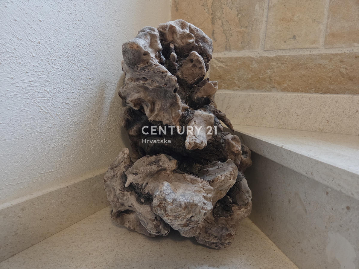 PRIMOSTEN....HIŠA S BAZENOM....TALNO OGREVANJE