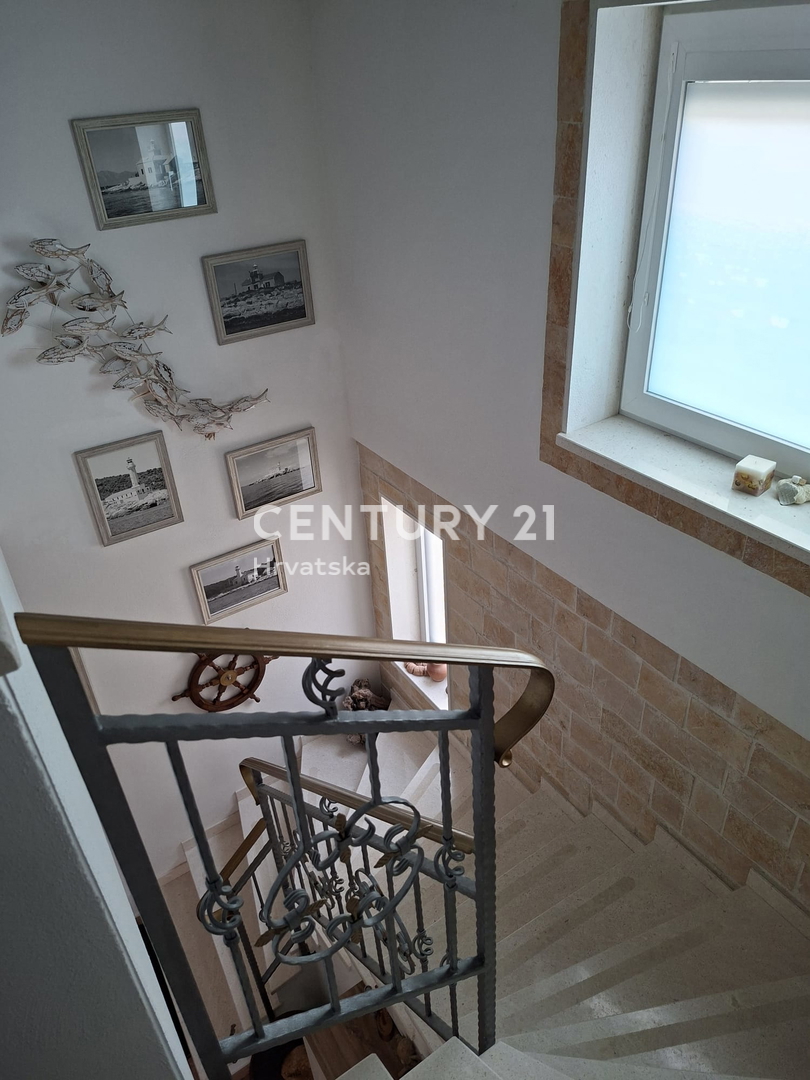 PRIMOSTEN....HIŠA S BAZENOM....TALNO OGREVANJE