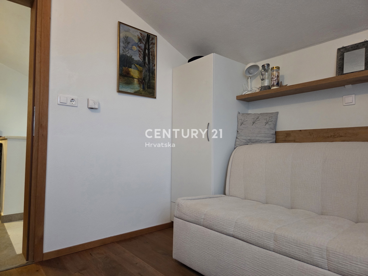 PRIMOSTEN....HIŠA S BAZENOM....TALNO OGREVANJE