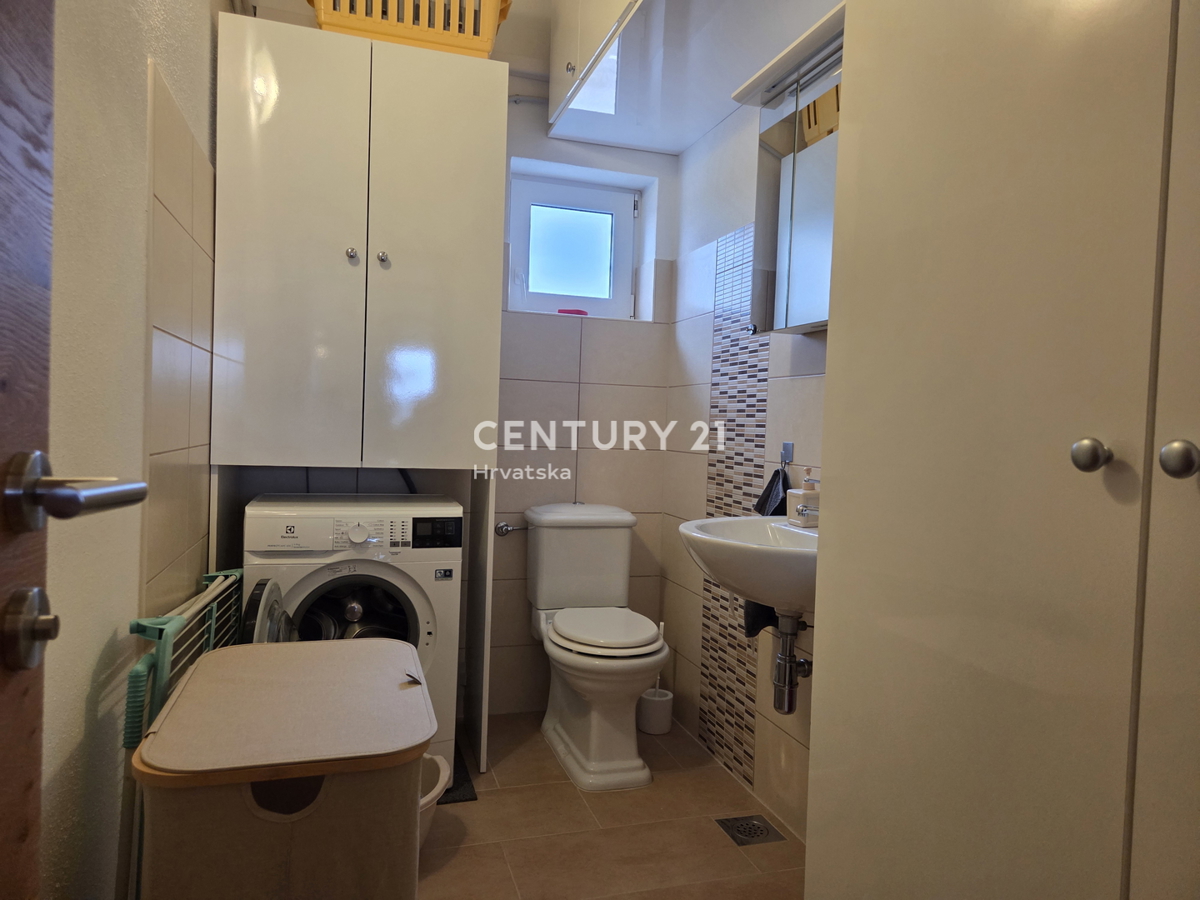 PRIMOSTEN....HIŠA S BAZENOM....TALNO OGREVANJE