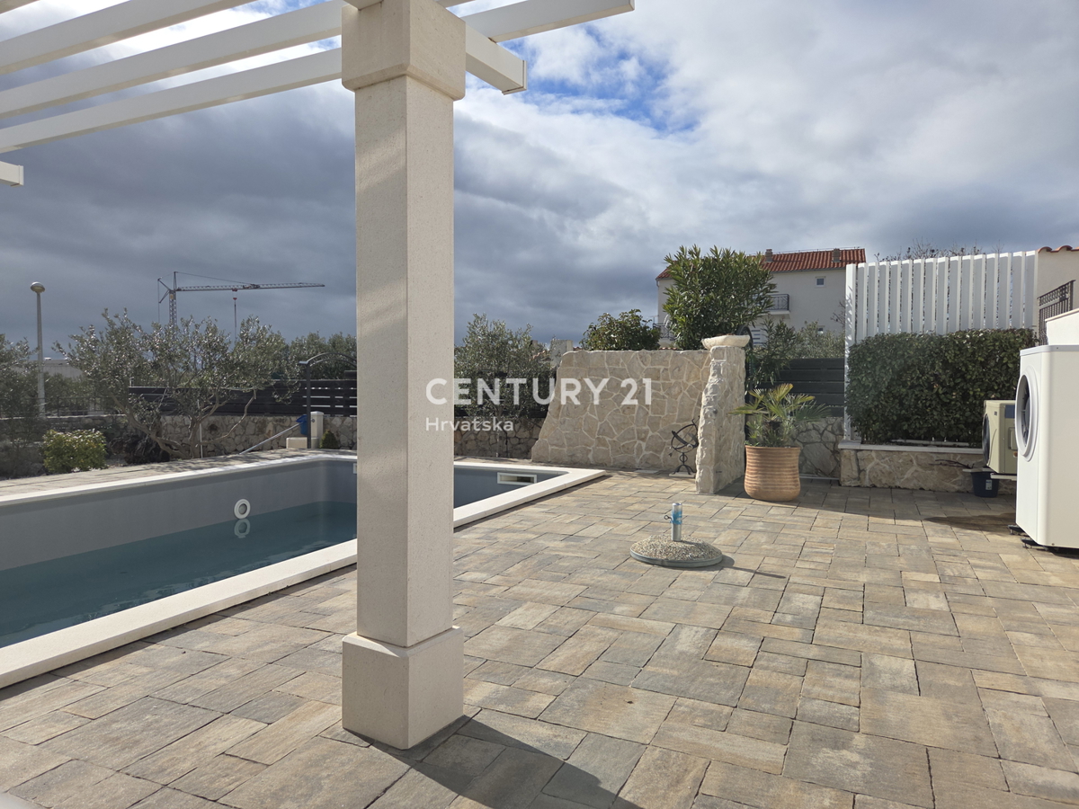 PRIMOSTEN....HIŠA S BAZENOM....TALNO OGREVANJE