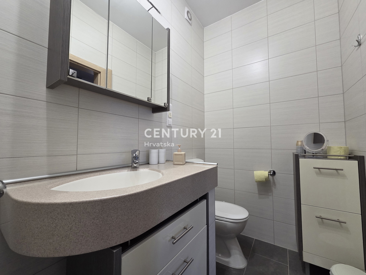 PRIMOSTEN....HIŠA S BAZENOM....TALNO OGREVANJE