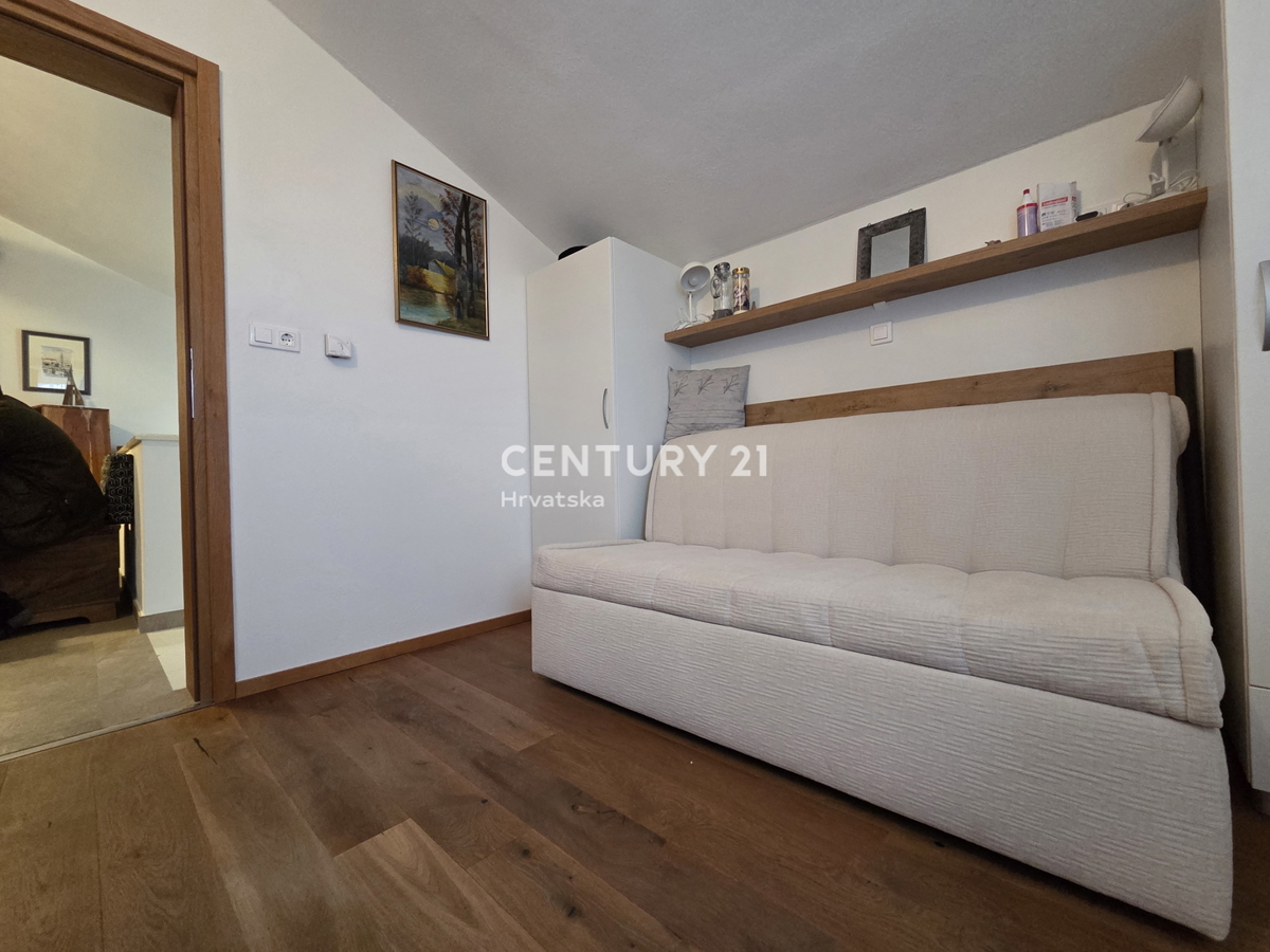 PRIMOSTEN....HIŠA S BAZENOM....TALNO OGREVANJE