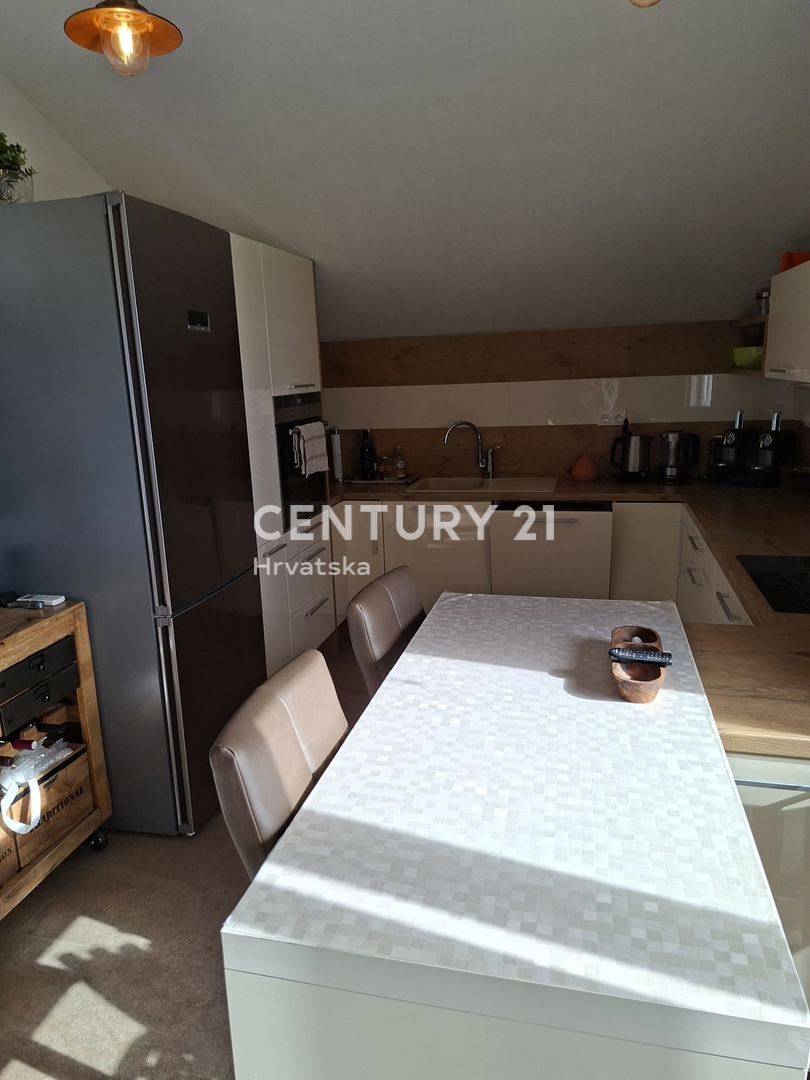 PRIMOSTEN....HIŠA S BAZENOM....TALNO OGREVANJE