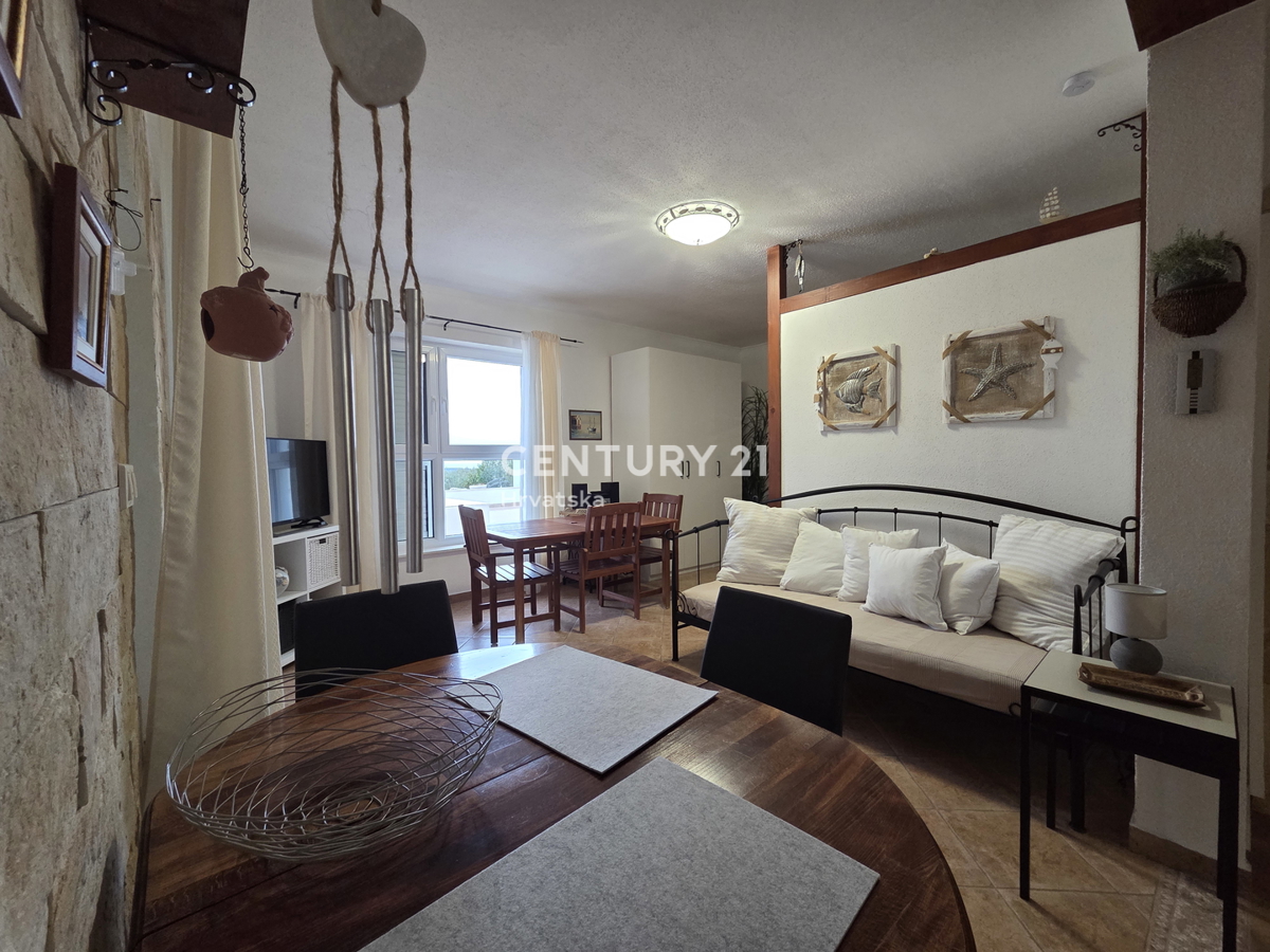 PRIMOSTEN....HIŠA S BAZENOM....TALNO OGREVANJE