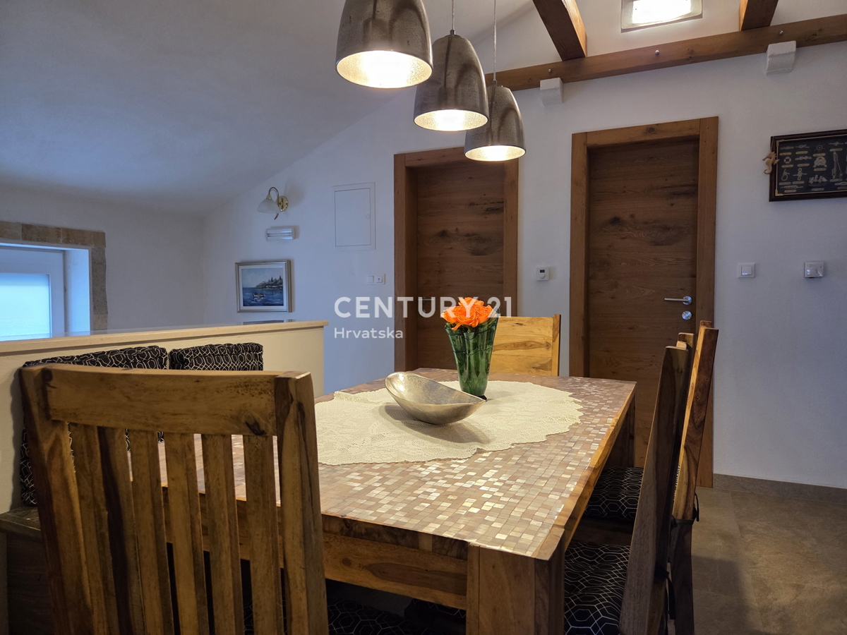 PRIMOSTEN....HIŠA S BAZENOM....TALNO OGREVANJE