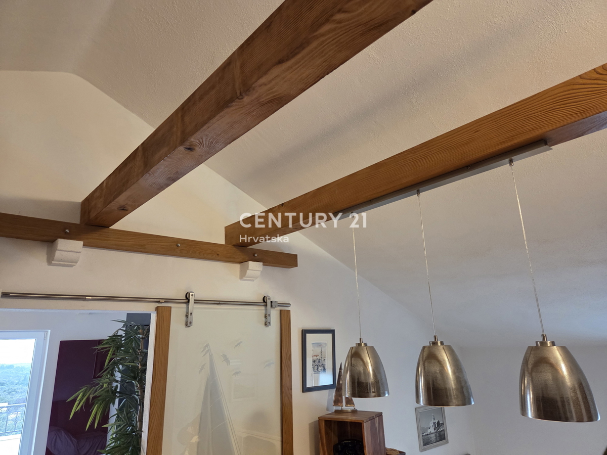 PRIMOSTEN....HIŠA S BAZENOM....TALNO OGREVANJE