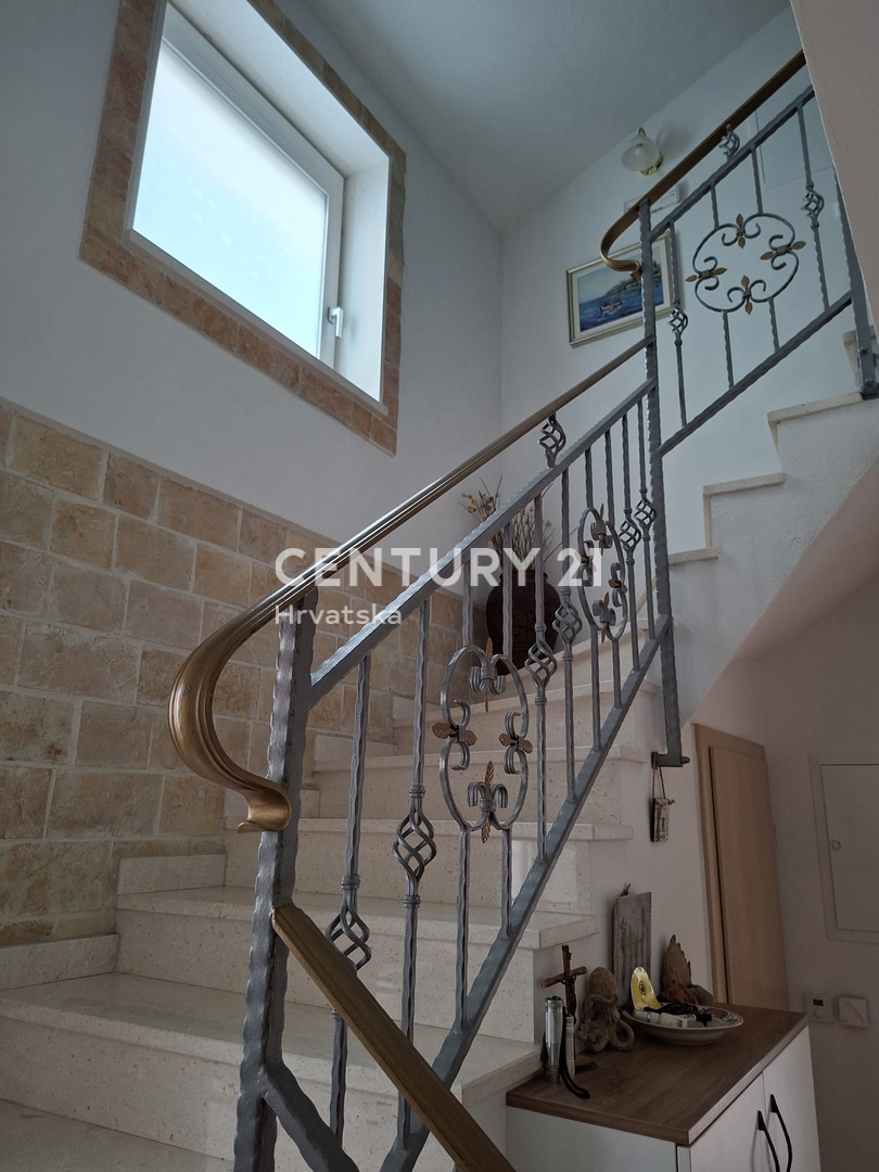 PRIMOSTEN....HIŠA S BAZENOM....TALNO OGREVANJE