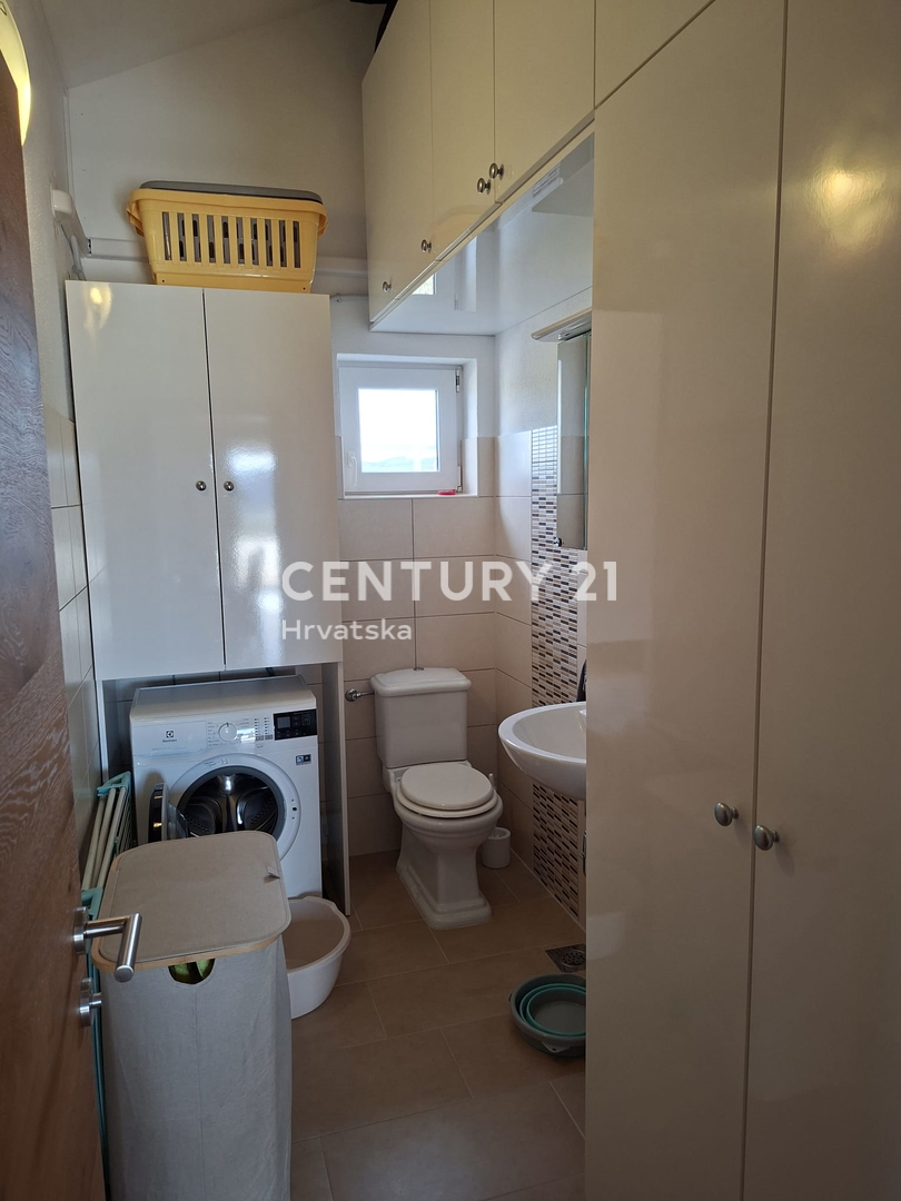 PRIMOSTEN....HIŠA S BAZENOM....TALNO OGREVANJE