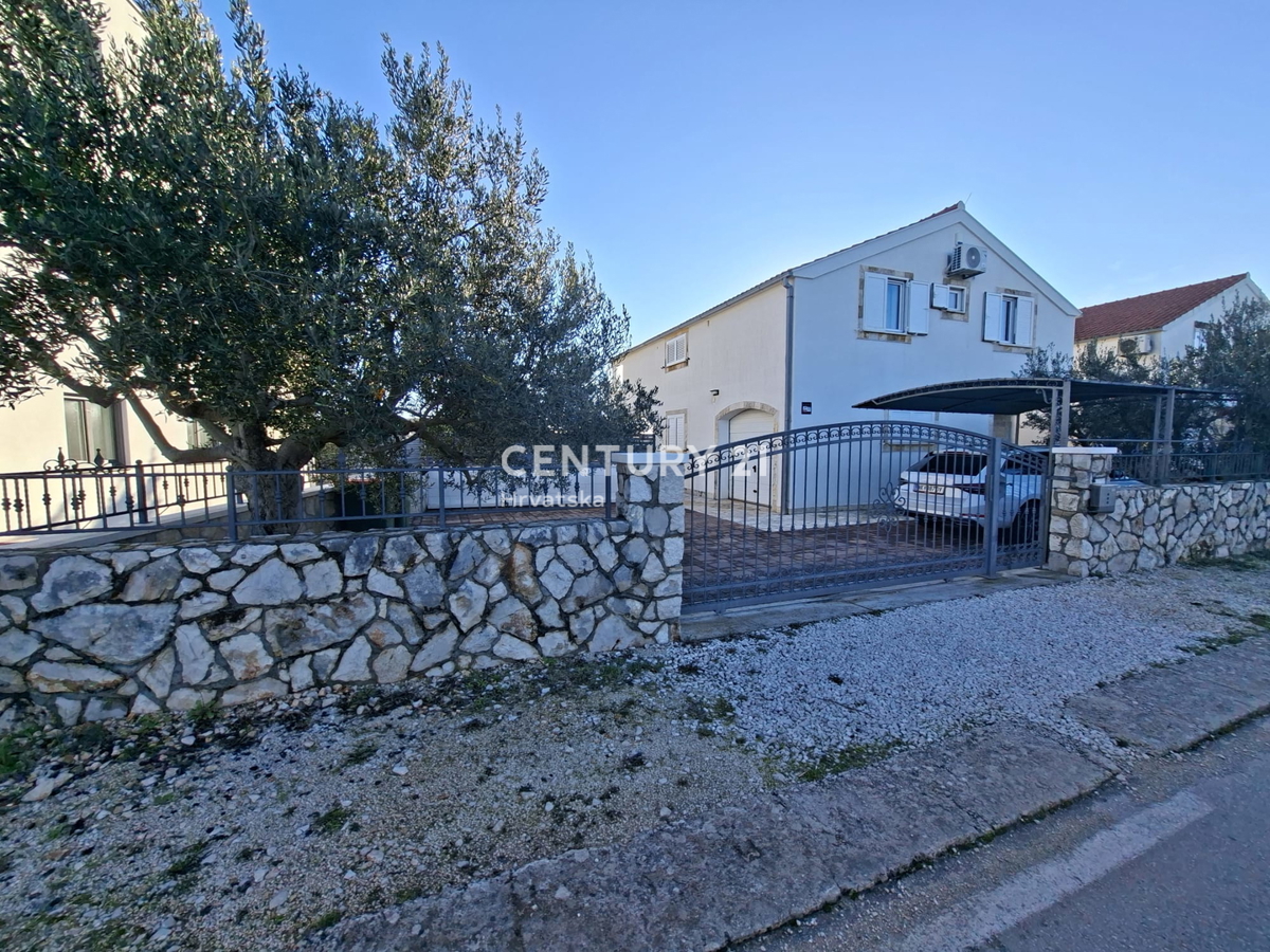 PRIMOSTEN....HIŠA S BAZENOM....TALNO OGREVANJE