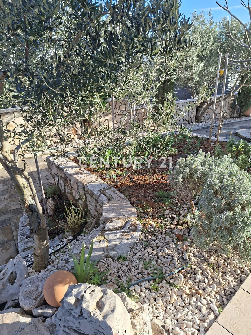 PRIMOSTEN....HIŠA S BAZENOM....TALNO OGREVANJE