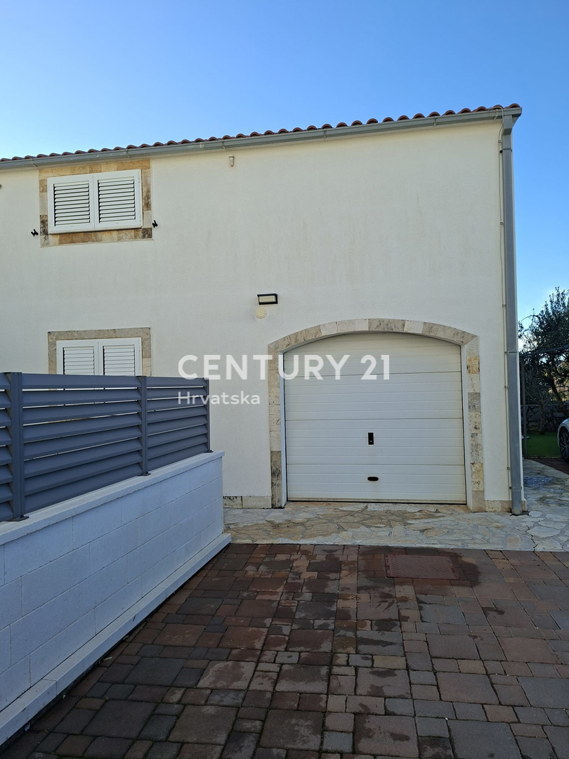 PRIMOSTEN....HIŠA S BAZENOM....TALNO OGREVANJE