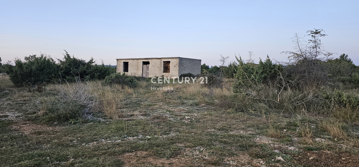 Prodam staro hišo na samoti na zazidljivem zemljišču skupne površine 1.200 m2