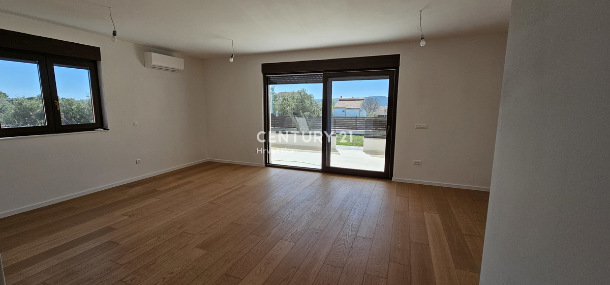 Turanj, stanovanje v pritličju z vrtom in pogledom na morje, novogradnja bruto 225 m2, neto 90,65 m2