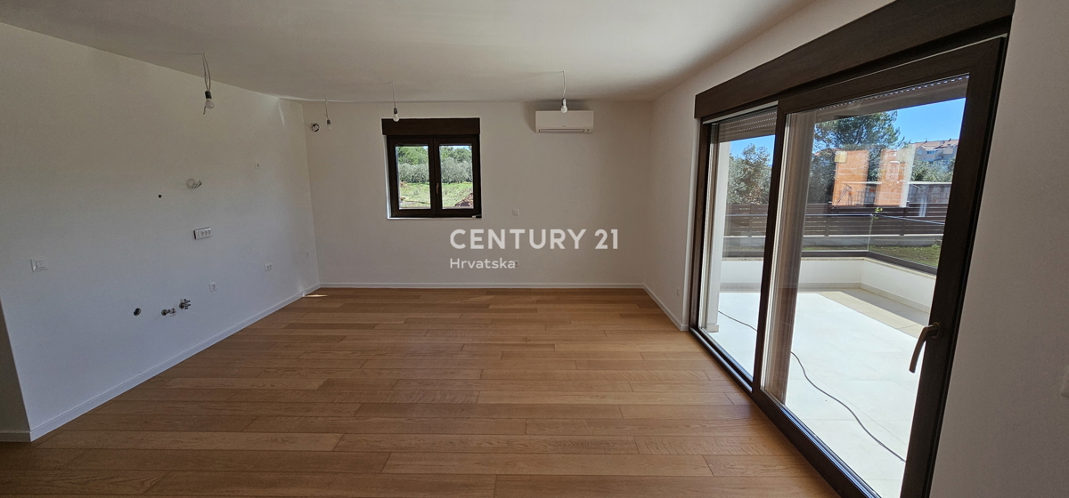Turanj, stanovanje v pritličju z vrtom in pogledom na morje, novogradnja bruto 225 m2, neto 90,65 m2