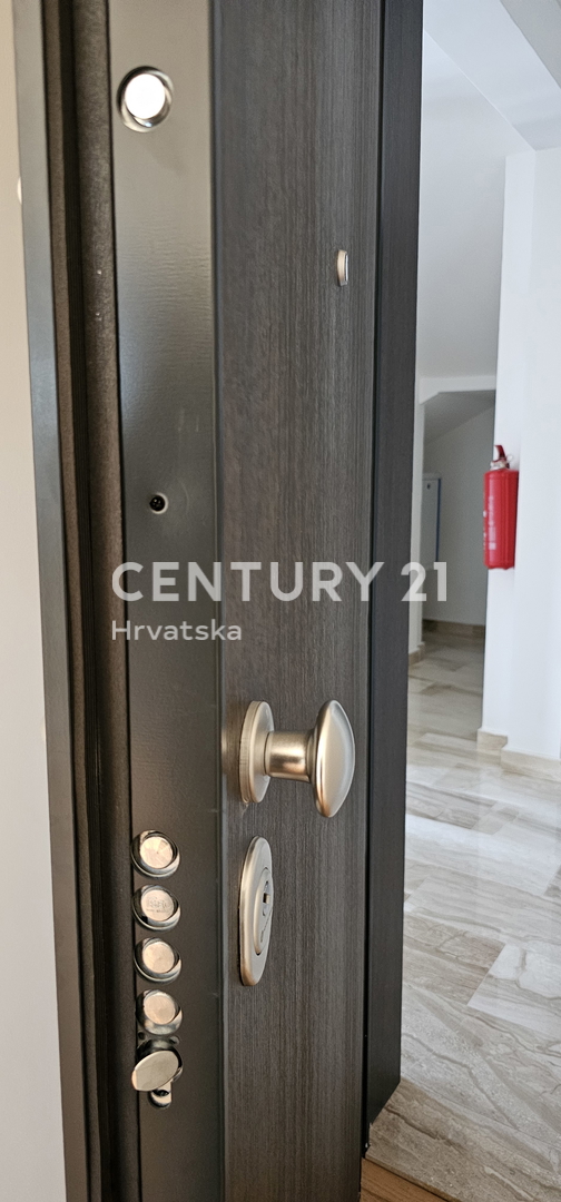 Turanj, stanovanje v pritličju z vrtom in pogledom na morje, novogradnja bruto 225 m2, neto 90,65 m2