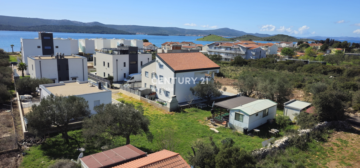 Turanj, stanovanje v pritličju z vrtom in pogledom na morje, novogradnja bruto 225 m2, neto 90,65 m2