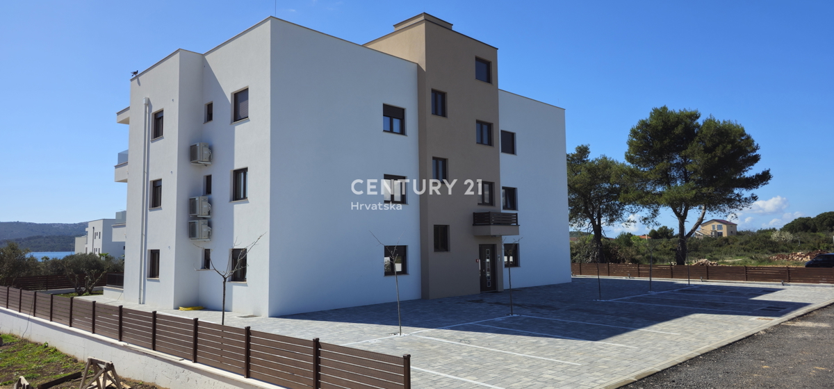 Turanj, stanovanje v pritličju z vrtom in pogledom na morje, novogradnja bruto 225 m2, neto 90,65 m2