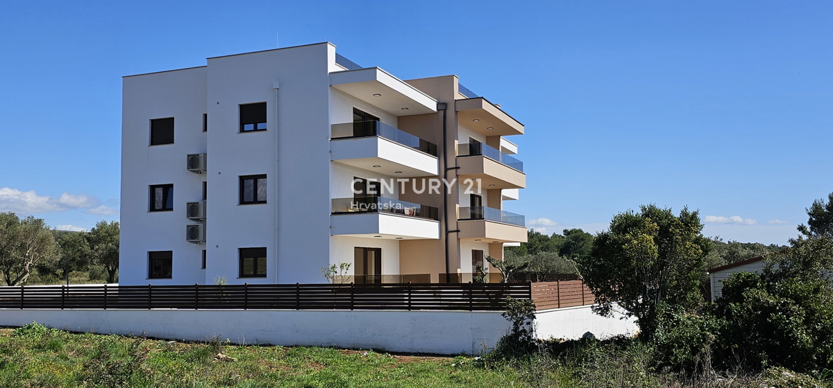 Turanj, stanovanje v pritličju z vrtom in pogledom na morje, novogradnja bruto 225 m2, neto 90,65 m2
