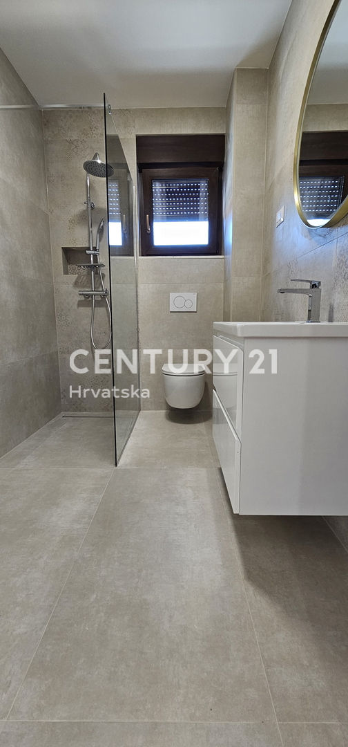 Turanj, stanovanje v pritličju z vrtom in pogledom na morje, novogradnja bruto 225 m2, neto 90,65 m2