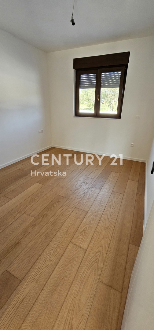 Turanj, stanovanje v pritličju z vrtom in pogledom na morje, novogradnja bruto 225 m2, neto 90,65 m2