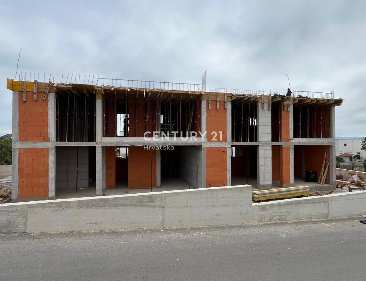Vodice, hiša z razgledom: bazen, strešna terasa in parkirišče v mirnem delu