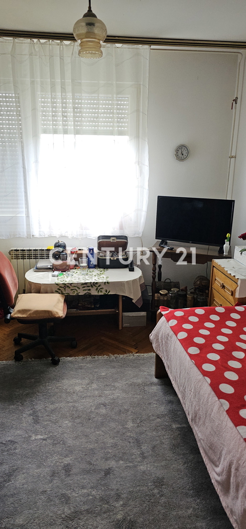 Gajnice, Zagreb, trisobno stanovanje v 4. nadstropju stavbe z atomsko zaklonišče
