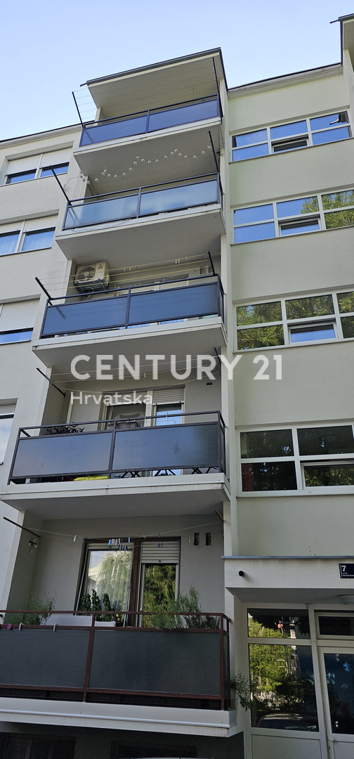 Gajnice, Zagreb, trisobno stanovanje v 4. nadstropju stavbe z atomsko zaklonišče