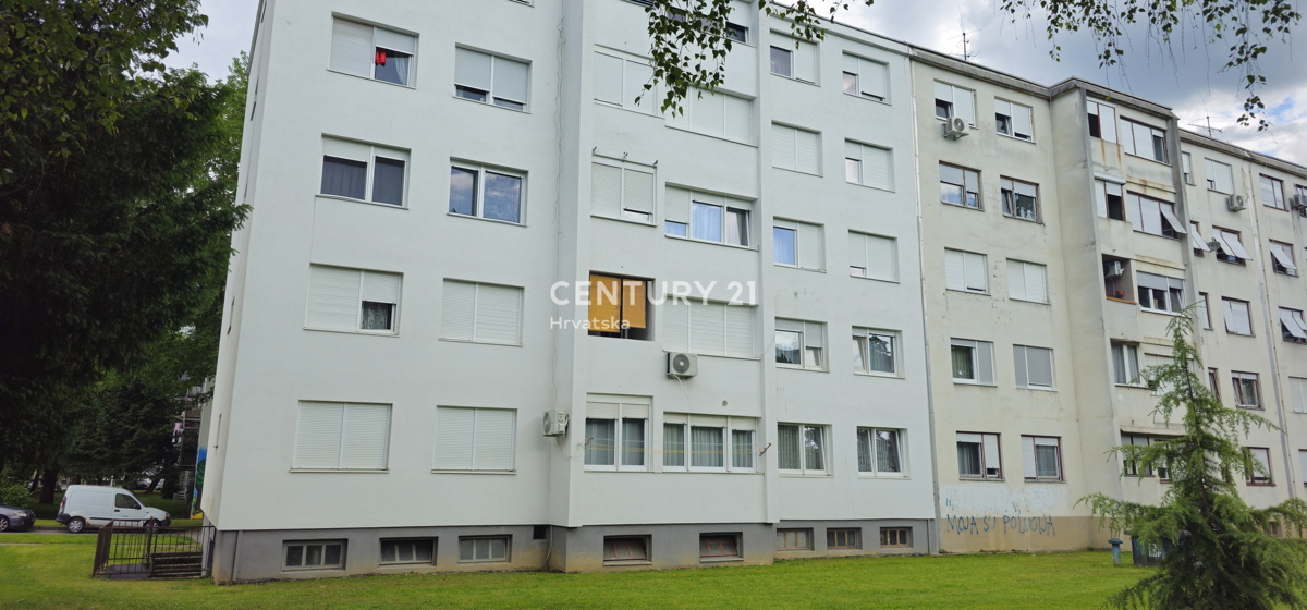 Gajnice, Zagreb, trisobno stanovanje v 4. nadstropju stavbe z atomsko zaklonišče