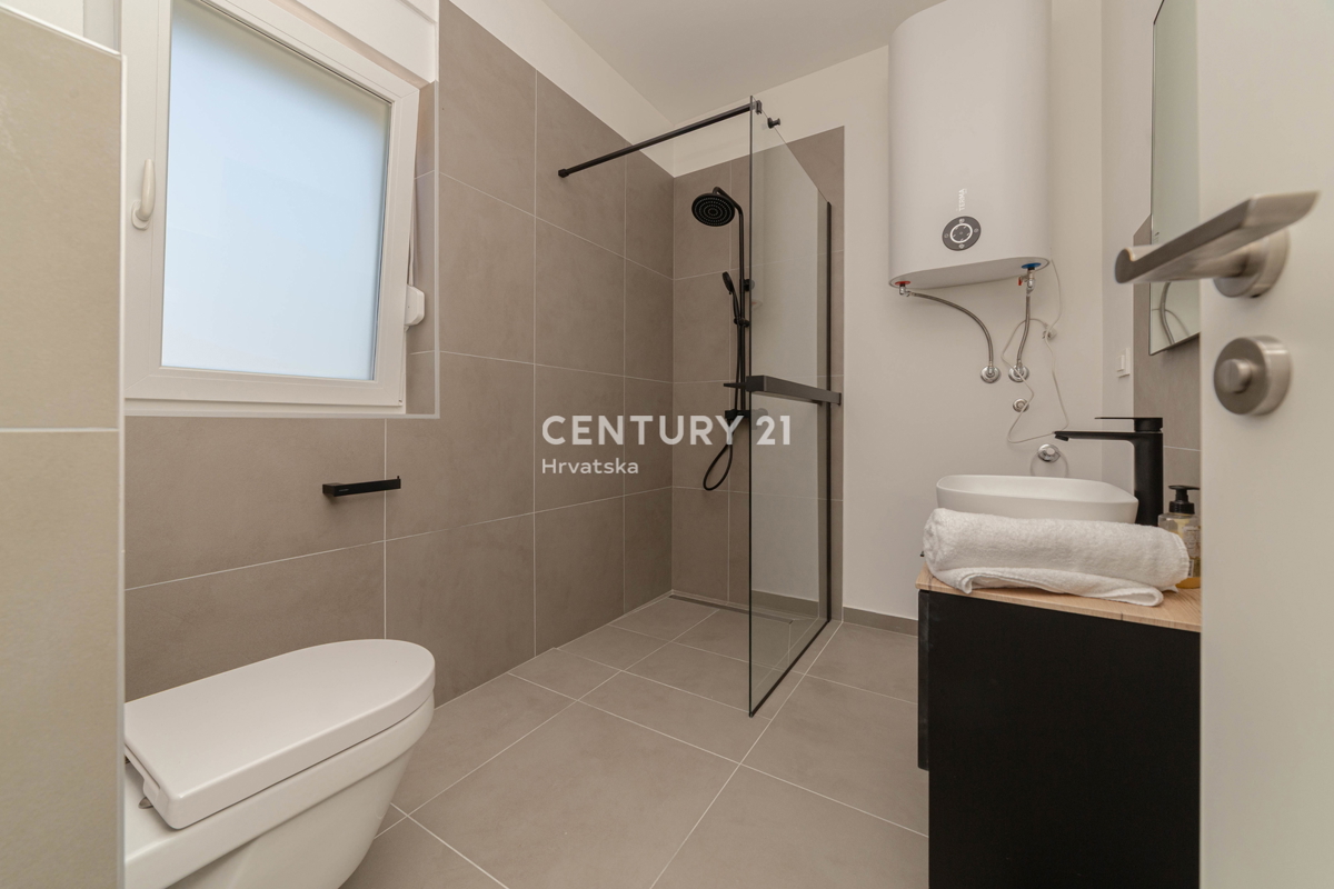 VIR, NOVOGRADNJA, MODERNO STANOVANJE 90 M2 V 2. NADSTROPJU, OPREMLJENO, TAKOJ ZASELJIVO, 600 M DO MORJA