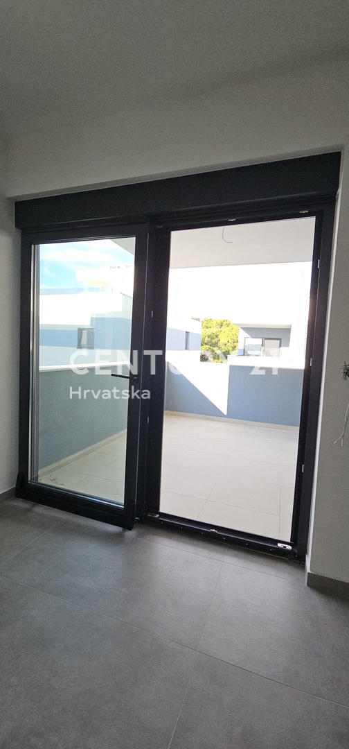 Pakoštane, dvosobno stanovanje s pokrito teraso in pogledom na morje, 70 m do plaže