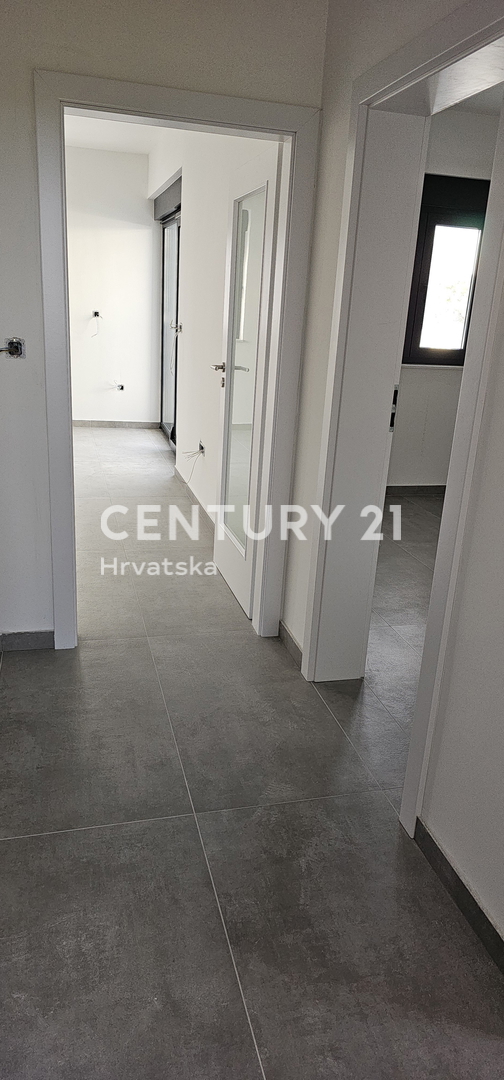 Pakoštane, dvosobno stanovanje s pokrito teraso in pogledom na morje, 70 m do plaže